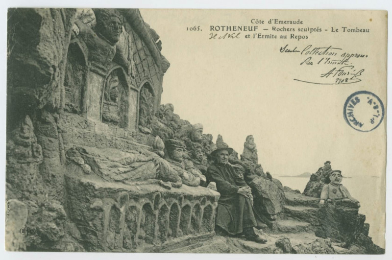 Carte postale ancienne 1065. - Rothéneuf.- Rochers sculptés - Le tombeau et l'Ermite au repos.