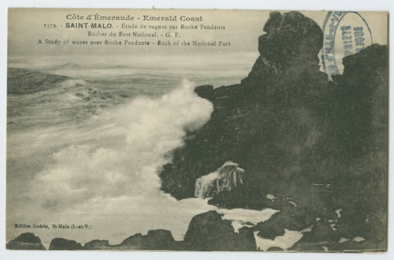 Carte postale ancienne 2379.  Saint-Malo.- Etude de vagues sur Roche Pendante Rocher du fort national.- G.F. A study of waves over Roche Pendante - Rock of the National Fort