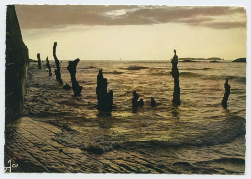 Carte postale ancienne Saint-Malo Mx 7503  - Marée haute sur les brisants le soir.