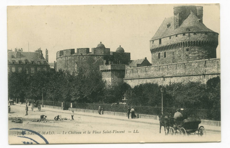 Carte postale ancienne 126  Saint-Malo - Le château et la place Saint-Vincent.