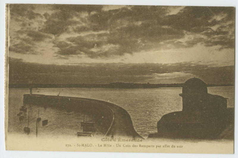 Carte postale ancienne 172.  St-Malo.- Le Môle - Un coin des remparts par effet du soir.
