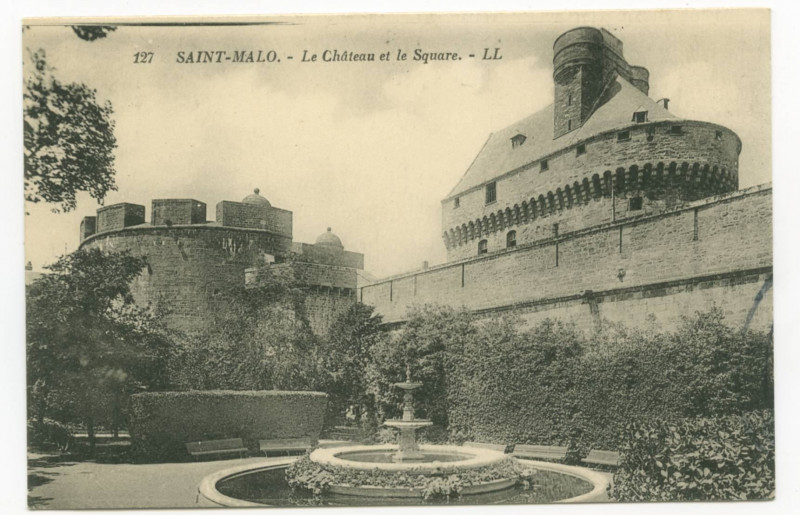 Carte postale ancienne 127  Saint-Malo - Le château et le square.