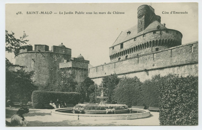 Carte postale ancienne 458  Saint-Malo -Le jardin public sous les murs du château.