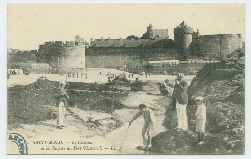 Carte postale ancienne 17  Saint-Malo -Le château et les rochers au Fort National.