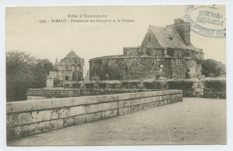 Carte postale ancienne 1975  Saint-Malo -Promenade des remparts et le château.