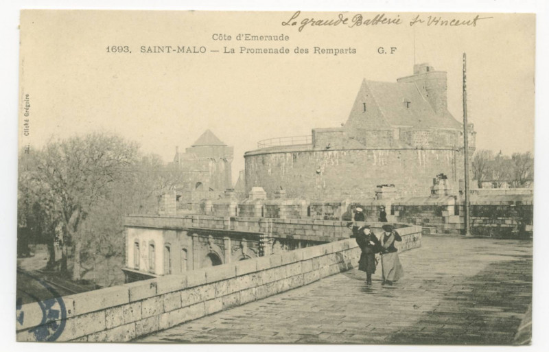 Carte postale ancienne 1693  Saint-Malo -La promenade des remparts.