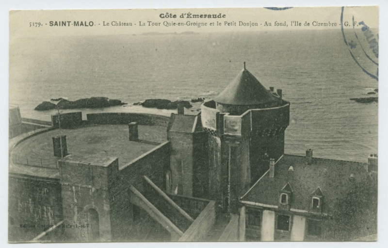 Carte postale ancienne 5179  Saint-Malo -Le château - La tour Quie en groigne et le petit donjon. Au fond, l'île de Cizembre.