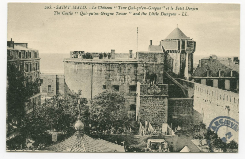 Carte postale ancienne 208  Saint-Malo - Le château Tour Qui qu'en grogne et lepetit donjon. The castle Qui qu'en grogne tower and the little dungeon.