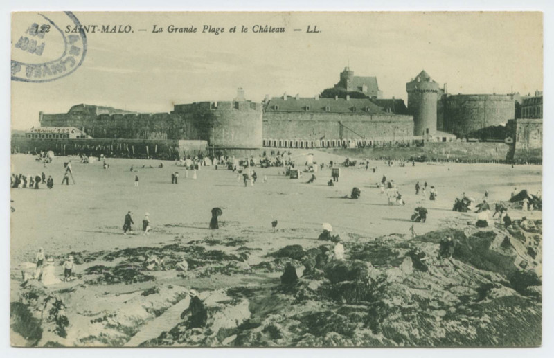 Carte postale ancienne 122  Saint-Malo - La grande plage et le château.