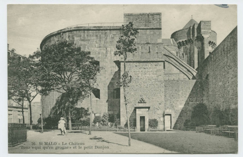 Carte postale ancienne 26  Saint-Malo - Le château .Tour  Qui qu'en grogne et le petit donjon.