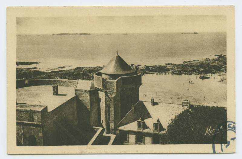 Carte postale ancienne 3498  Saint-Malo - Le château. La tour Quie-en-groigne et le petit donjon. Au loin, l'île de Cézembre.