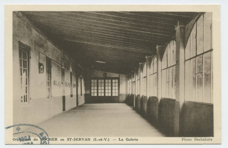 Carte postale ancienne Orphelinat du Rocher en Saint-Servan (I.-et-V.) - La galerie.