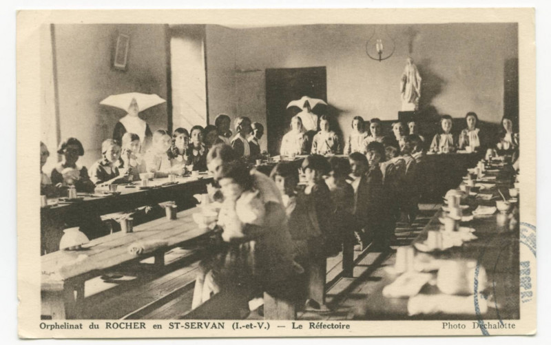 Carte postale ancienne Orphelinat du Rocher en Saint-Servan (I.-et-V.) - Le réfectoire.