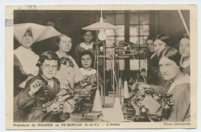 Carte postale ancienne Orphelinat du Rocher en Saint-Servan (I.-et-V.) - L'atelier.