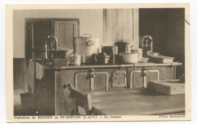 Carte postale ancienne Orphelinat du Rocher en Saint-Servan (I.-et-V.) - La cuisine.