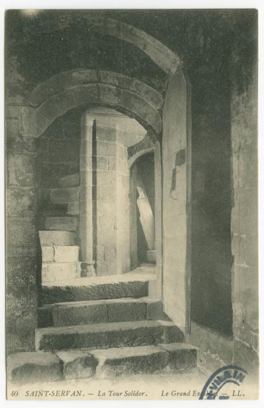 Carte postale ancienne 40 Saint-Servan - La tour solidor. Le grand escalier.