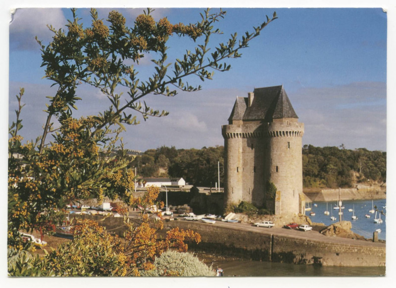 Carte postale ancienne Saint-Malo - Cité corsaire - La tour solidor. Le port de Saint-Servan (XIVe siècle).