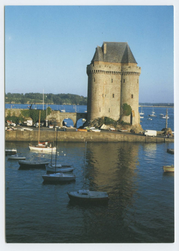 Carte postale ancienne Saint-Malo - Cité corsaire - La tour solidor (XIVe siècle), siège du musée international du Long Cours Cap Horniers. Le port de Saint-Servan.