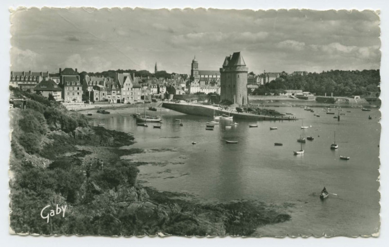 Carte postale ancienne 2 Saint-Servan - Tour solidor et le port.