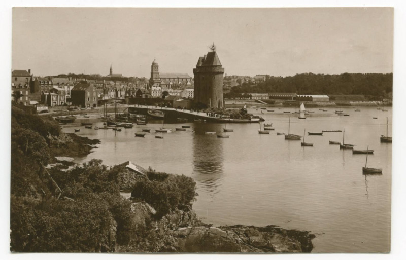 Carte postale ancienne 1 Saint-Servan - Le port Saint-Père et la tour solidor .
