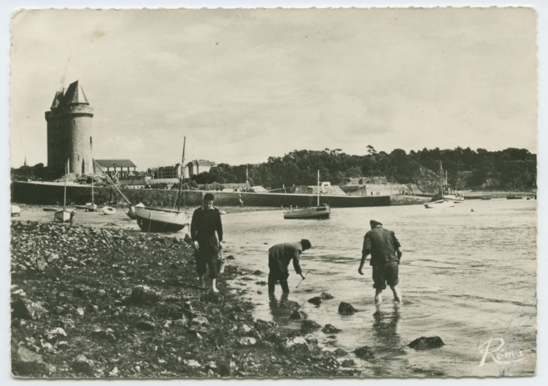 Carte postale ancienne 685 -  Saint-Servan - Près de la tour solidor, partie de pêche.