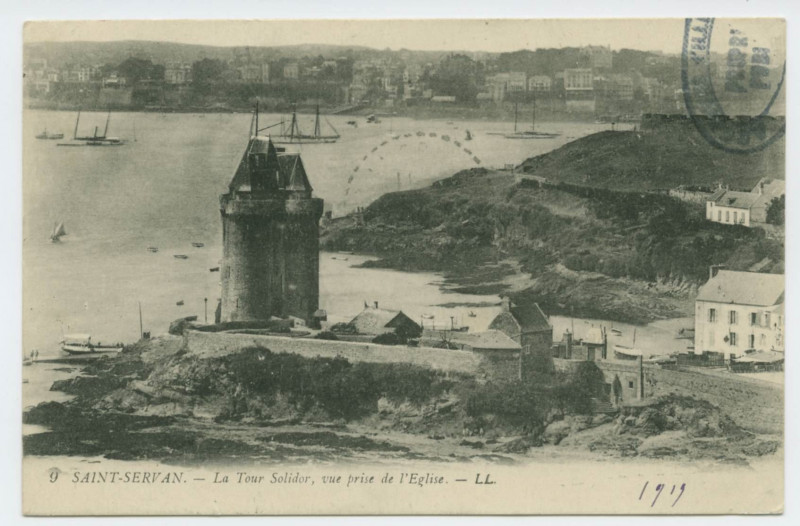 Carte postale ancienne 9  Saint-Servan - La tour solidor, vue de l'église.