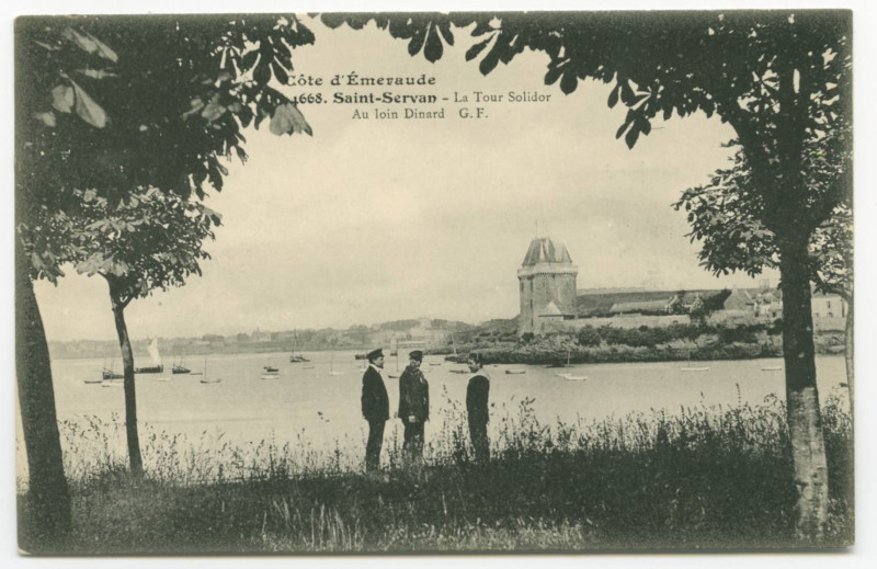 Carte postale ancienne 4668  Saint-Servan - La tour solidor. Au loin Dinard.