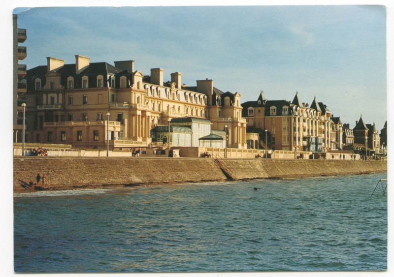 Carte postale ancienne Saint-Malo - Les thermes marins. Hôtel restaurant et centre de thalassothérapie puisant l'eau de mer à 600 mètres du rivage.