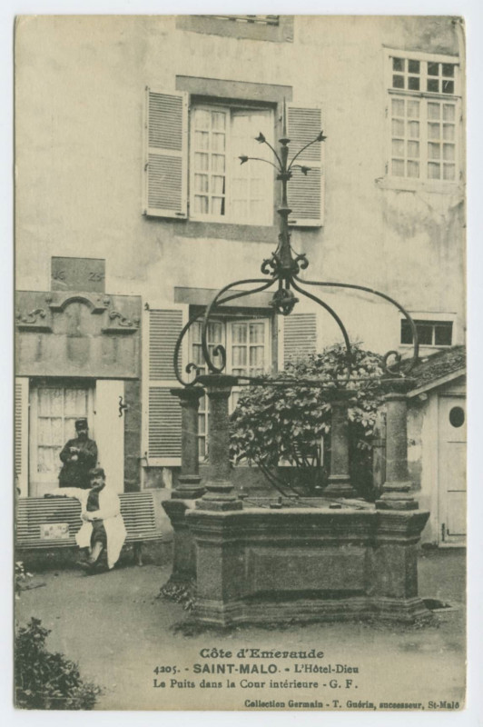 Carte postale ancienne 4205  Saint-Malo - L'Hôtel-Dieu. Le puits dans la cour intérieure.