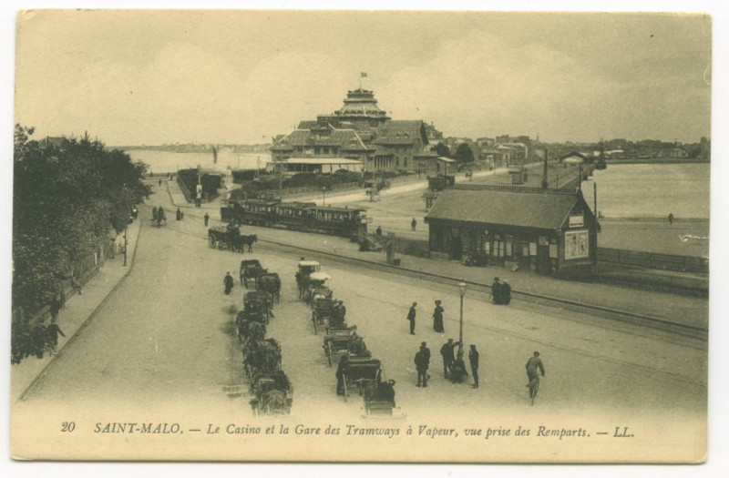 Carte postale ancienne 20  Saint-Malo - Le casino et la gare des tramways à vapeur, vue prise des remparts.