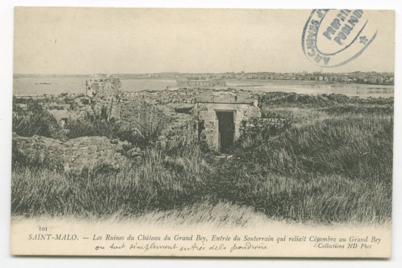 Carte postale ancienne 101 Saint-Malo - Les ruines du château du Grand Bey, entrée du souterrain qui reliait Césambre au Grand Bey.