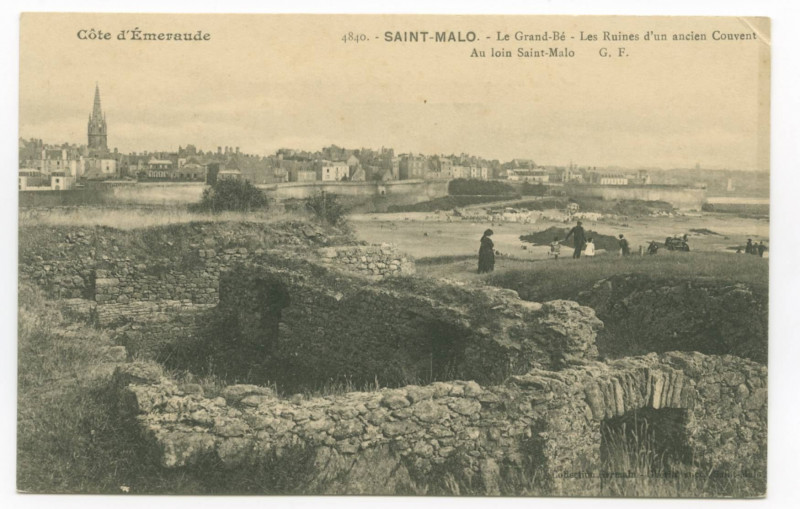 Carte postale ancienne 4840 Saint-Malo - Le Grand Bé - Les ruines d'un ancien couvent. Au loin Saint-Malo.