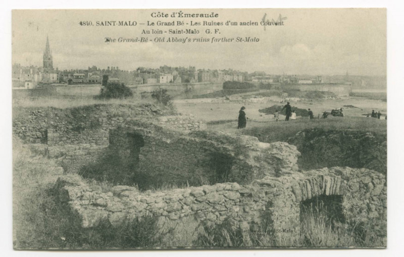 Carte postale ancienne 4840 Saint-Malo - Le Grand Bé - Les ruines d'un ancien couvent. Au loin Saint-Malo.