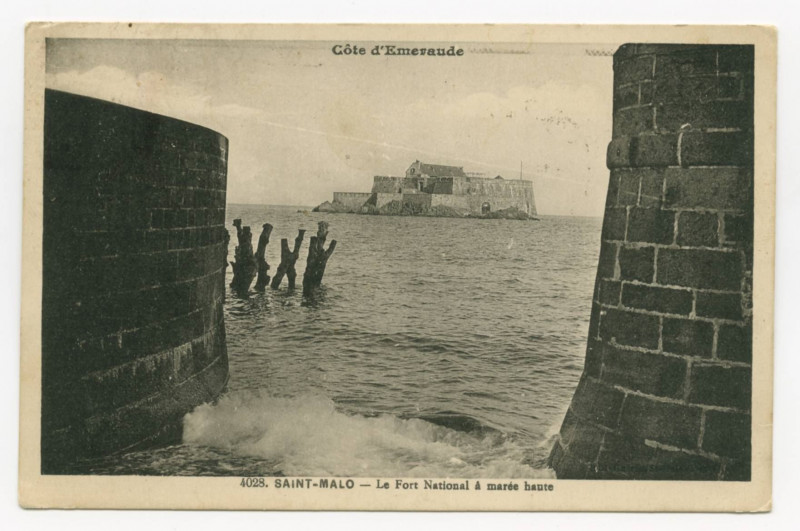 Carte postale ancienne 4028 Saint-Malo - Le fort national à marée haute.