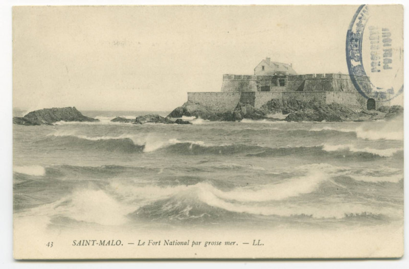 Carte postale ancienne 43  Saint-Malo - Le fort national par grosse mer.