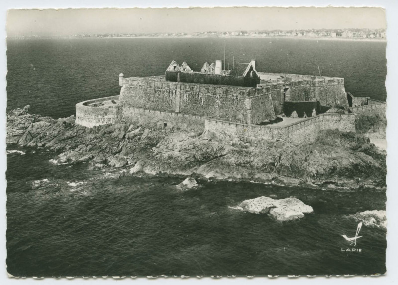 Carte postale ancienne En avion au dessus de... 9  Saint-Malo (Ille-et-Vilaine) - Le fort national