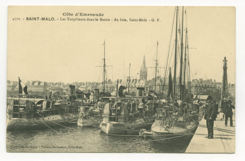 Carte postale ancienne 4771  Saint-Malo - Les torpilleurs dans le bassin - Au loin Saint-Malo.