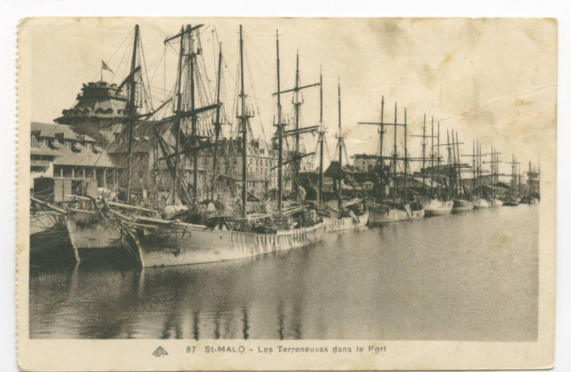 Carte postale ancienne 87  Saint-Malo - Les terreneuvas dans le port.