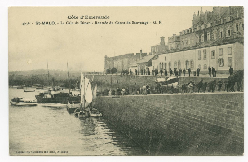 Carte postale ancienne 430 Saint-Malo - La cale de Dinan - Rentrée du canot de sauvetage.