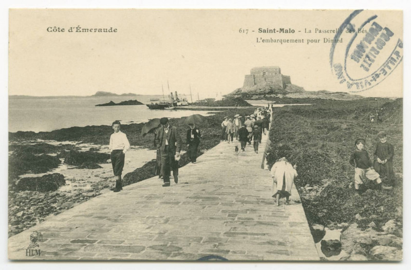 Carte postale ancienne 617  Saint-Malo - La passerelle des Bés. L'embarquement pour Dinard.