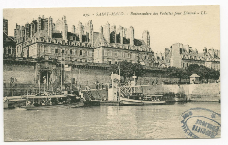 Carte postale ancienne 239  Saint-Malo - Embarcadère des vedettes pour Dinard.
