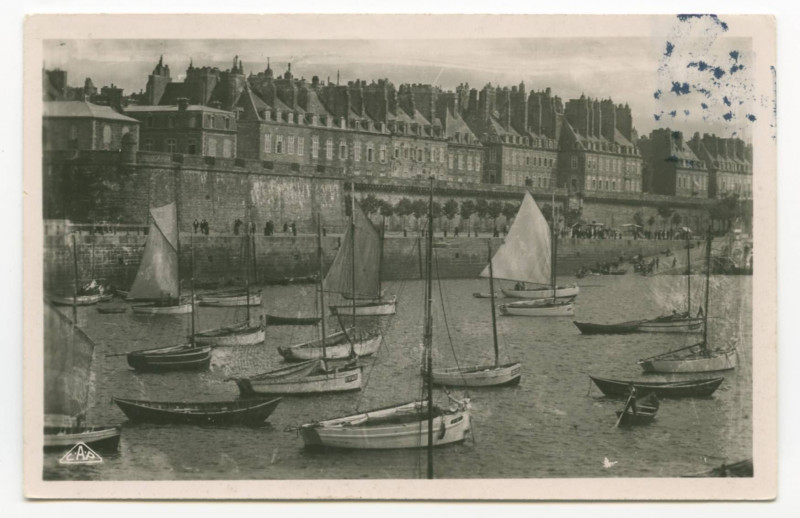 Carte postale ancienne 68  Saint-Malo - L'avant-port et le quai de Dinard.