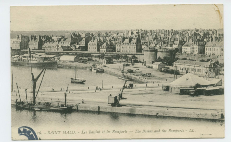 Carte postale ancienne 16  Saint-Malo - Les bassins et les remparts - The basins and the ramparts