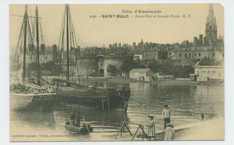 Carte postale ancienne 2896  Saint-Malo - Avant-port et grande porte.