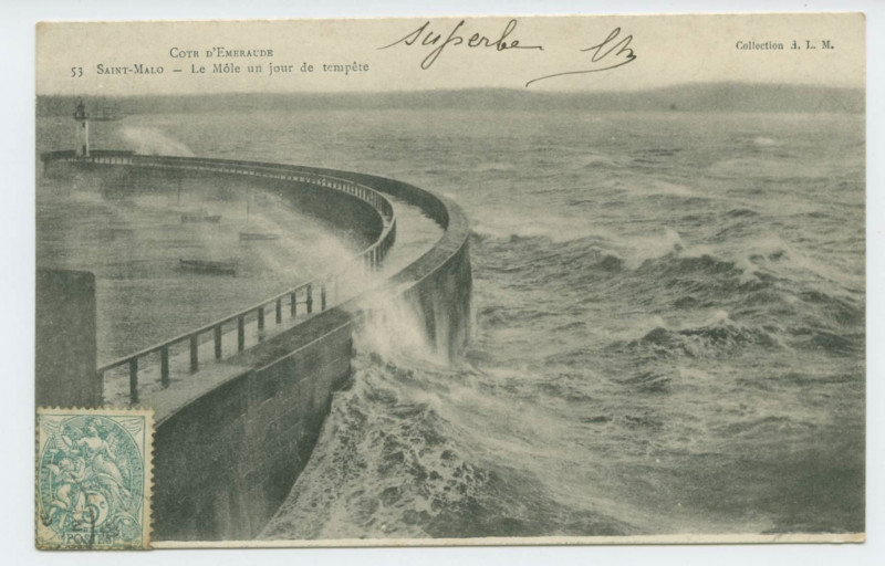Carte postale ancienne 53  Saint-Malo - Le môle un jour de tempête.