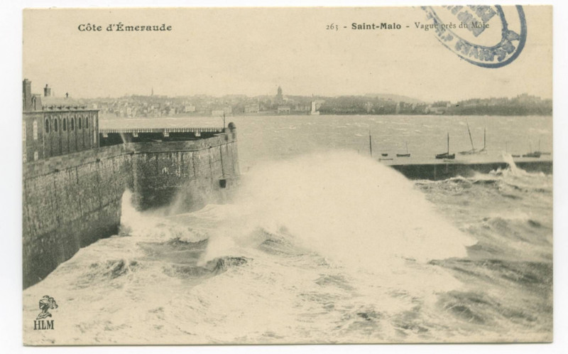 Carte postale ancienne 263  Saint-Malo - Vague près du môle.