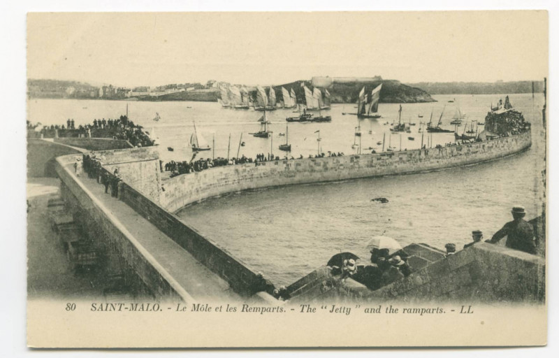 Carte postale ancienne 80  Saint-Malo - Le môle et les remparts - Thejetty and the ramparts.