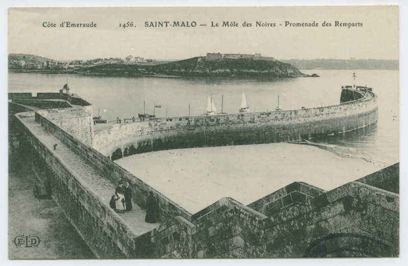 Carte postale ancienne 1456  Saint-Malo - Le môle des Noires - Promenade des remparts