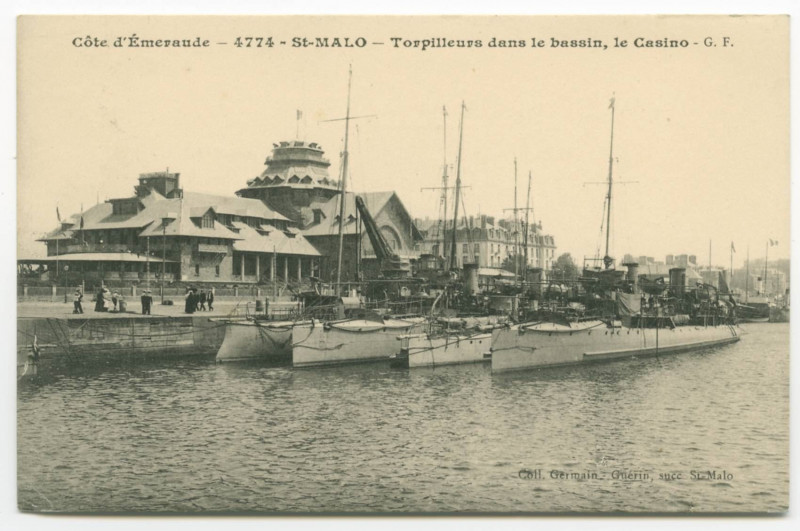 Carte postale ancienne 4774 Saint-Malo - Les torpilleurs dans le bassin, le casino.