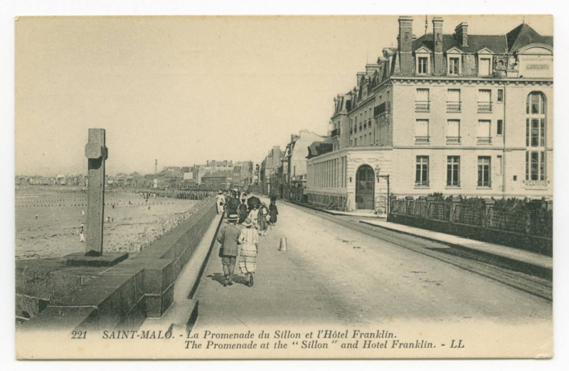 Carte postale ancienne 221  Saint-Malo - La promenade du Sillon et l'hôtel Franklin.